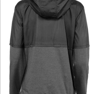 Under Armour W light weight wind jacket black